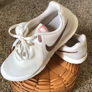 Rose gold Nike flex run tennis shoe